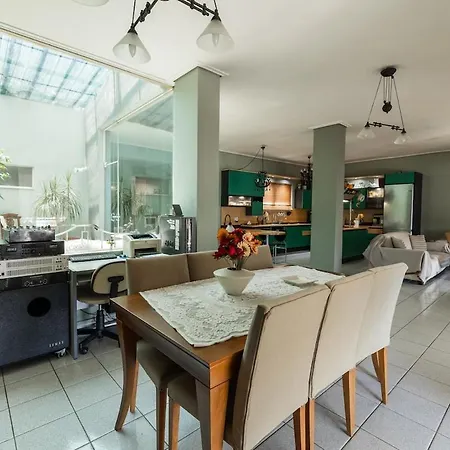 Aura Atrium Apartment *
